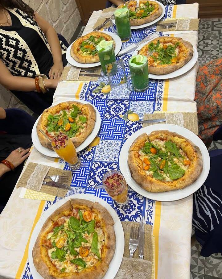 Pizzas fraîchement sorties du four sur une table dressée